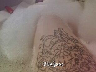 bl0ndieee Sexy Footjobs